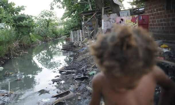 Problemas mais graves surgem nas beiras de rios e córregos contaminados ou em ruas onde passa esgoto a céu aberto