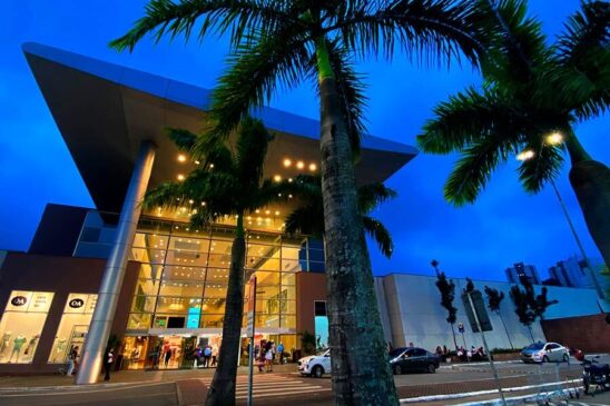 A decoração, inédita e elaborada pela Cipolatti, ocupa toda a Praça Central do shopping e promete transportar os visitantes de todas as idades para a infância, trazendo à tona memórias afetivas ligadas aos brinquedos
