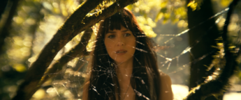 Dakota Johnson em cena de 'Madame Teia'