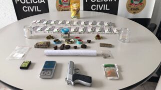No total, 6 porções a granel de maconha (600 gramas), 43 tubos com óleo de maconha, balança de precisão e um simulacro de arma de fogo foram recuperados.