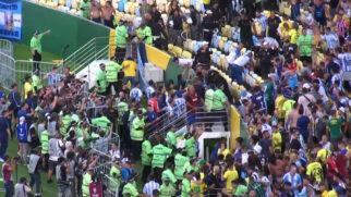 No conflito, torcedores foram até parar no campo