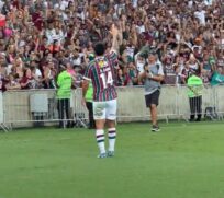 A partida foi marcada por muita discussão entre jogadores, técnicos e arbitragem