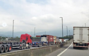Congestionamentos na Cônego Domênico Rangoni estão causando traumas em caminhoneiros que flagram assaltos periodicamente