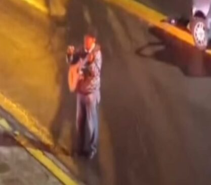 O idoso tentou fugir após a batida, mas desistiu quando percebeu as viaturas, e foi aí que deu início à cantoria.