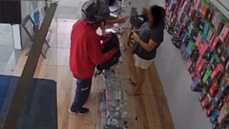 Vendedora conseguiu puxar a mochila das mãos do suspeito, que correu para a porta da loja e tentou fugir de moto