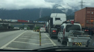 Trânsito no sentido no litoral norte do km 263,0 ao 265,0