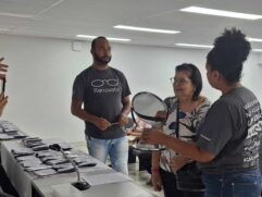 Idosos e estudantes do Movimento de Alfabetização de São Paulo (MOVA-SP) receberam 100 óculos