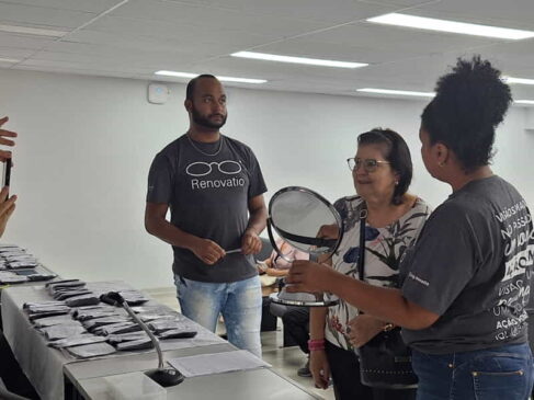 Idosos e estudantes do Movimento de Alfabetização de São Paulo (MOVA-SP) receberam 100 óculos