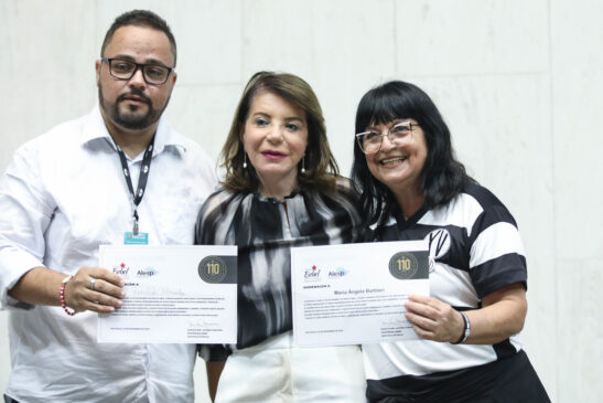 Professora Bebel, ao centro, durante homenagem ao XV de Piracicaba