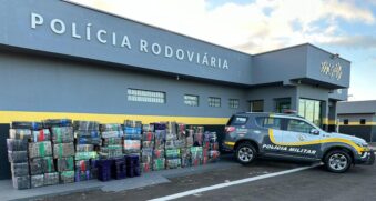 Dentro dos carros foram encontrados 78 fardos e 151 tijolos de maconha, totalizando 1.959 quilos. Com eles, também foi apreendido um celular