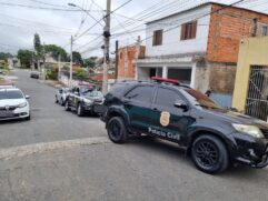 A operação contou com 37 policiais civis e 13 viaturas, com o propósito de desmantelar a quadrilha especializada em sequestros e roubos via Pix