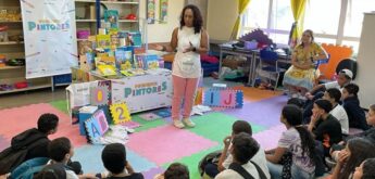 'Pequenos Pintores Online' realizou a entrega gratuita de acervos de livros, inclusive em braile, e materiais de arte, e realizou oficinas de pintura lúdica