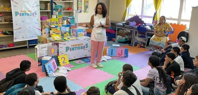 'Pequenos Pintores Online' realizou a entrega gratuita de acervos de livros, inclusive em braile, e materiais de arte, e realizou oficinas de pintura lúdica