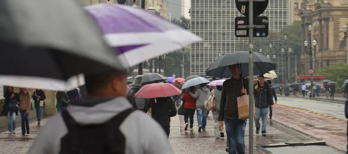O aniversário de São Paulo amanheceu chuvoso e deve permanecer assim até, pelo menos, essa sexta (26).