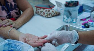 A Prefeitura de Taboão da Serra, por meio Secretaria de Saúde (SMS) e da Clínica DST, Aids e Hepatites Virais, promove a campanha Fique Sabendo 2023 para testagem de HIV e Sífilis
