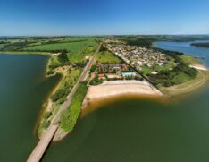 Praias de água doce oferecem estrutura suficiente para quem quer aproveitar as águas de um rio em meio a bonitos cenários para se refrescar, com tranquilidade e com belo verde ao redor
