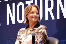 Simpática e com um estilo hippie, Jodie Foster fez questão de não apenas responder às perguntas em um estilo brincalhão