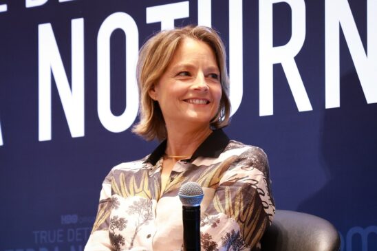 Simpática e com um estilo hippie, Jodie Foster fez questão de não apenas responder às perguntas em um estilo brincalhão