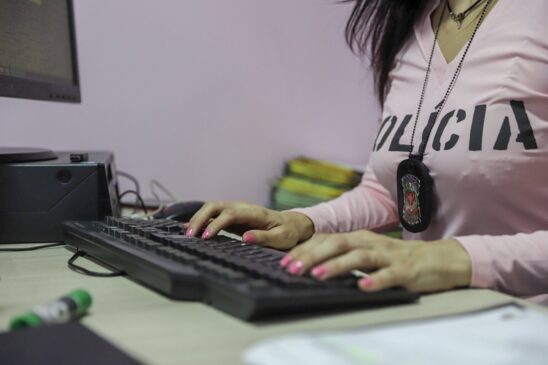 Polícia Civil de São Paulo disponibiliza mecanismos para que as mulheres consigam fazer o boletim de ocorrência de qualquer forma, seja presencialmente, seja de forma online, 24 horas por dia