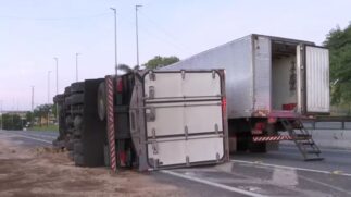 Caminhão tomba na Marginal Tietê e rodízio é suspenso