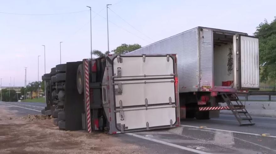 Caminhão tomba na Marginal Tietê e rodízio é suspenso