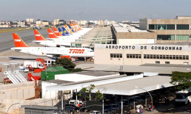 A concessionária não disse quando o asfalto será reparado e o que provocou o afundamento.