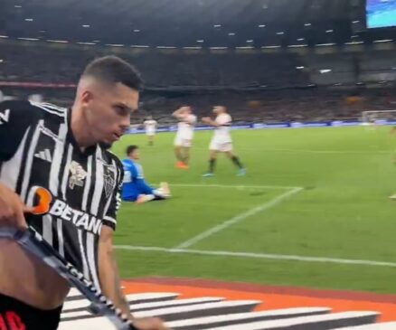 Paulinho celebra gol pelo Atlético-MG