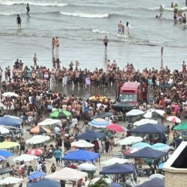 Bombeiros efetuaram resgate de grupo em Praia Grande no começo da tarde deste domingo (31)