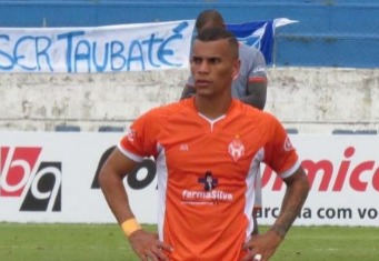 Jogador Carlinhos é acusado de abusar da ex-namorada e matar o namorado dela