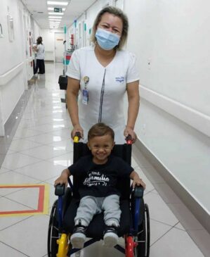 O pequeno Theo, que recebeu alta do Hospital São Luiz Osasco após um episódio de afogamento.