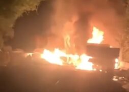 Uma carreta pegou fogo e o motorista morreu carbonizado.