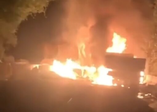 Uma carreta pegou fogo e o motorista morreu carbonizado.