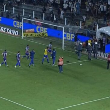 Jogadores do Fortaleza correm para deixar o gramado da Vila