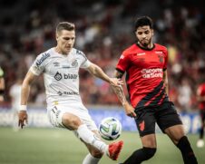 O Santos sofreu mais uma derrota no Brasileirão, agora para o Athletico, em Curitiba