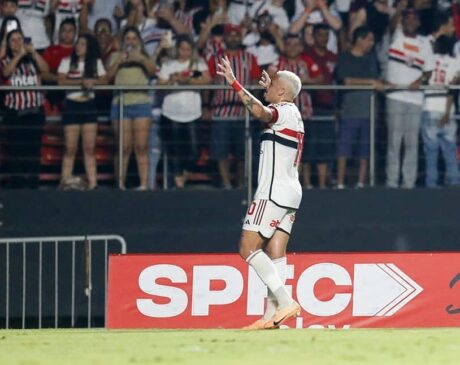 O São Paulo fica em 10º, com 53 pontos. A equipe já está na Libertadores por ter vencido a Copa do Bras