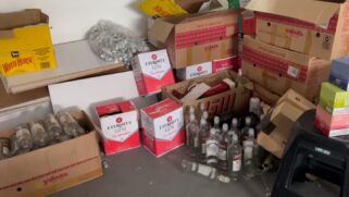 Foram apreendidas 219 garrafas com bebida falsificada, já embalada para a venda, mais de 2 milhões de adesivos e tampas, além de 25 galões vazios e 766 vasilhas, carimbos e uma máquina usada para lacrar as garrafas