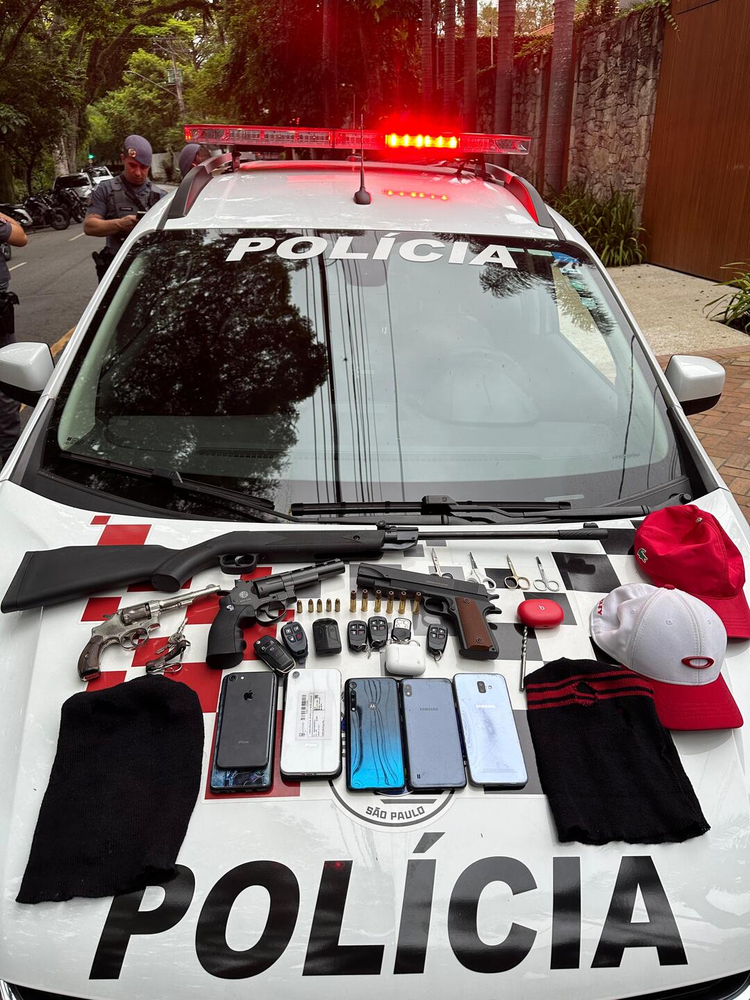 Com os indiciados foram encontrados diversos objetos usados para a prática do crime, além de um veículo roubado