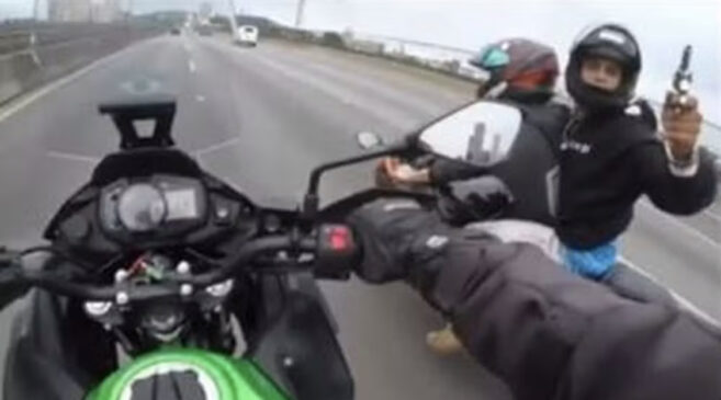 Assaltante armado aponta arma para motociclista e rouba sua moto durante perseguição na Rodovia Castello Branco, em Barueri, Grande São Paulo