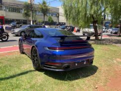 Em um imóvel dentro de um condomínio de luxo, em Campinas, os policiais apreenderam vários carros de grife como porsche, BMW e uma picape, além de uma motocicleta, dinheiro e armas