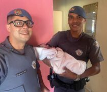 Os dois policiais, Deymisson e Paulo Vieira, realizaram o parto na manhã de Natal em Bragança Paulista