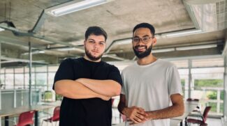 Criada a partir de uma visão de mercado inovadora de Kael e de Luigi D'Angelo, a Mesos já trabalhou com mais de 900 artistas