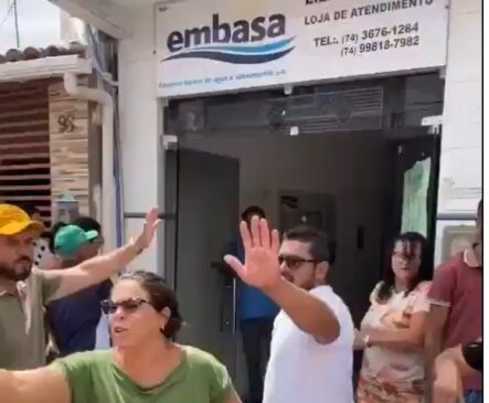 Moradores de Quixabeira, no interior da Bahia, protestam em frente escritório da Empresa Baiana de Águas e Saneamento