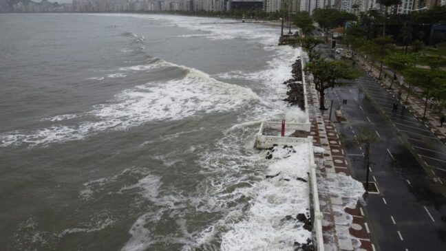 De acordo com o Plano Municipal de Contingência para Ressacas e Inundações de Santos, o estado é de atenção mas não são esperados impactos em estruturas urbanas costeiras