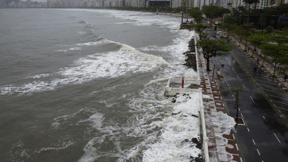 De acordo com o Plano Municipal de Contingência para Ressacas e Inundações de Santos, o estado é de atenção mas não são esperados impactos em estruturas urbanas costeiras