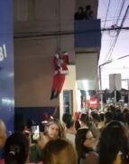 Papai Noel pendurado pela barba