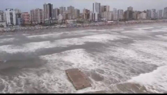 De acordo com a Administração local, a balsa que transportava os equipamentos para a queima de fogos foi atingida por fortes ondas