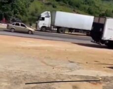 Carreta desgovernada cai em ribanceira
