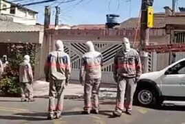 Nas imagens, é possível ver vários carros com identificação da concessionária estacionadas pela rua