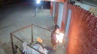 Nas imagens, é possível ver quando a mulher se aproxima do supermercado com um líquido em mãos e coloca fogo no local
