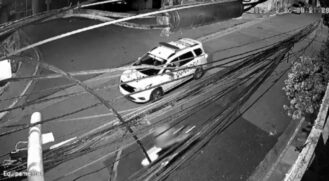 Nas imagens feitas pela câmera de segurança é possível ver o PM disparar contra a moto em que estava a menina de 1 ano na garupa